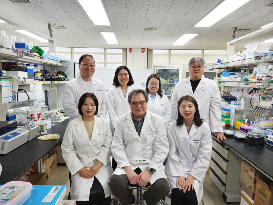 한의학연 연구진. 연구책임자인 최수산나(앞줄 왼쪽 세번째) 박사.